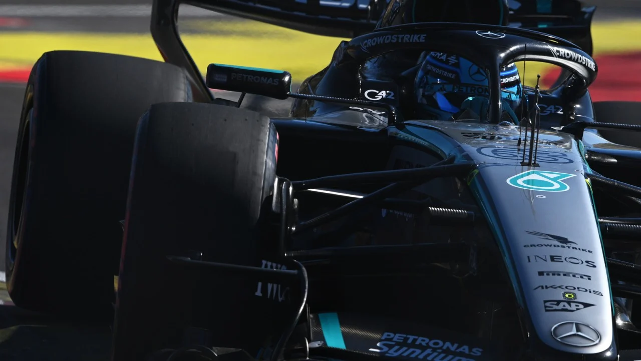 Russell se mantiene al frente y Alonso sigue en problemas: nuevo fallo del motor Honda