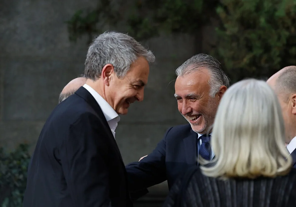 Ángel Víctor Torres compara las joyas de Zapatero con una caja de «productos típicos» y pide regular los regalos a cargos públicos