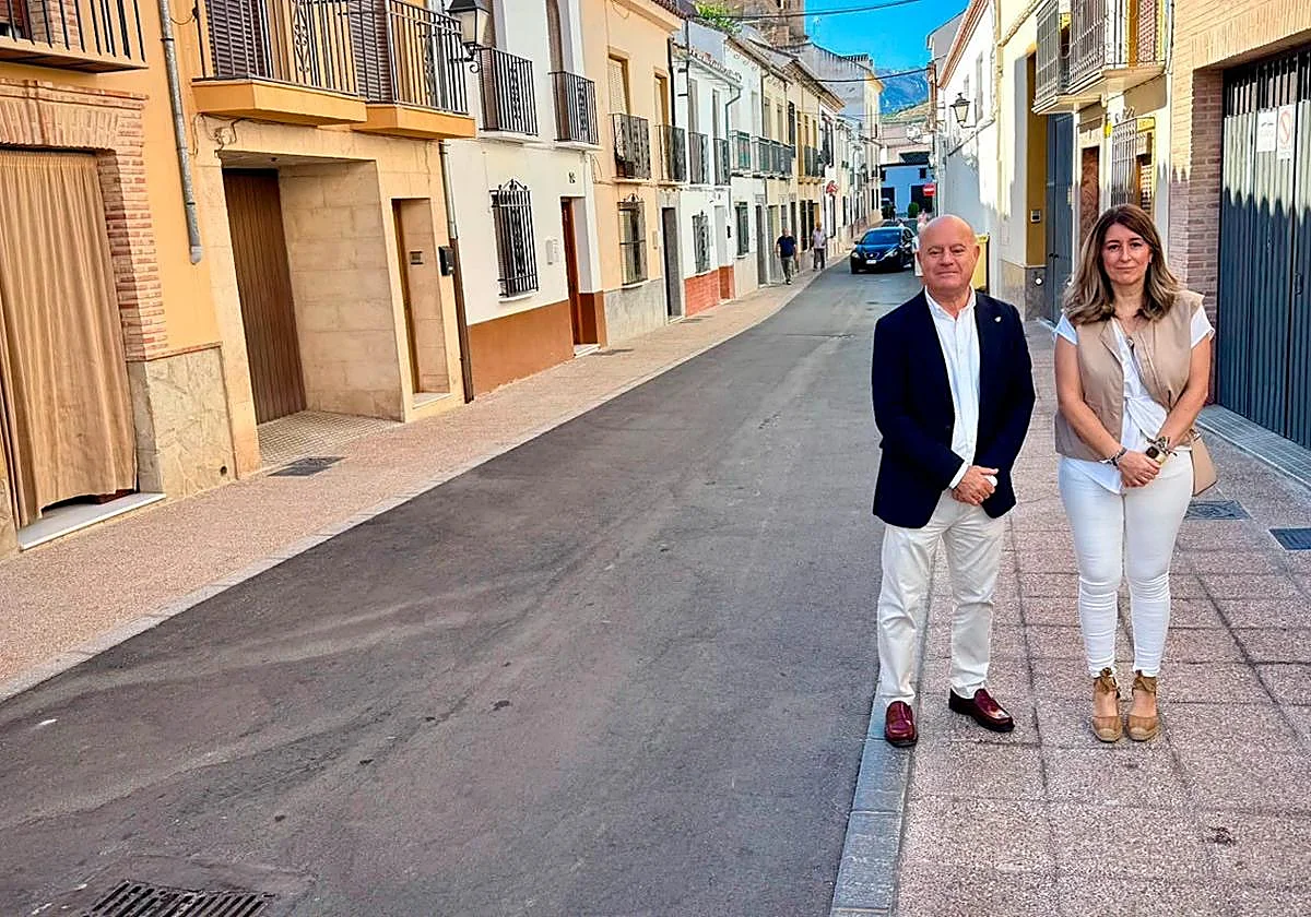 La calle Taller y Ollas de Antequera deja atrás seis décadas de viejas tuberías