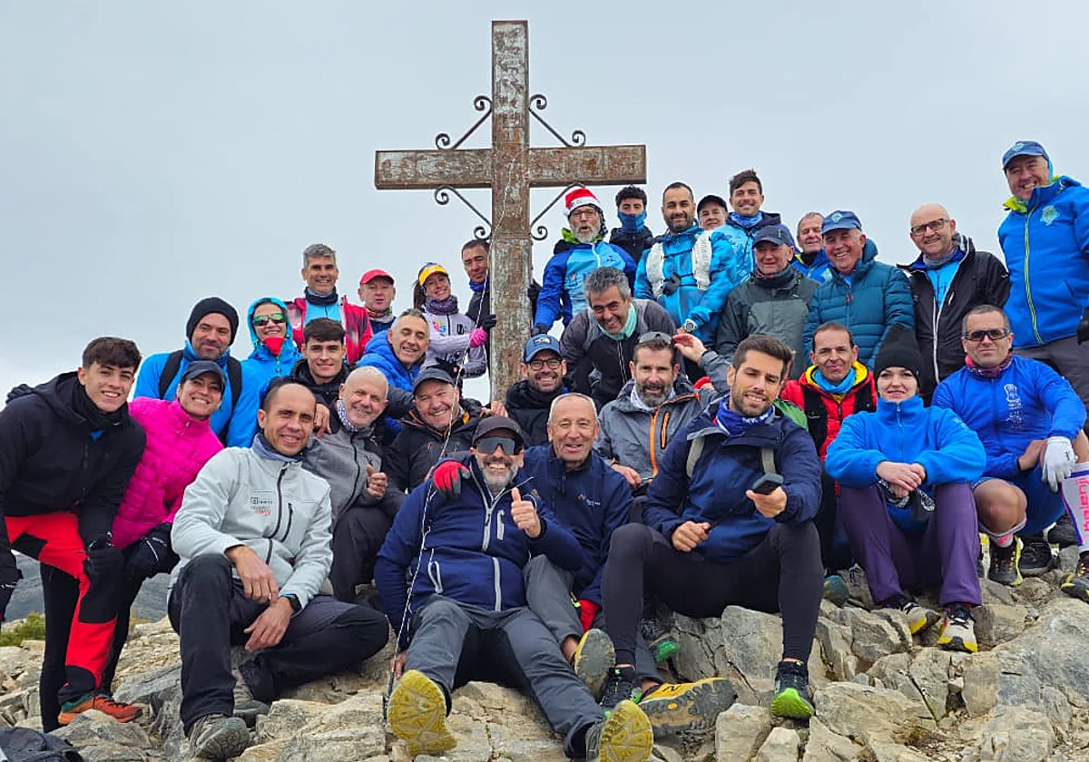 El símbolo del montañismo de Nerja vuelve a lucir en el Pico del Cielo