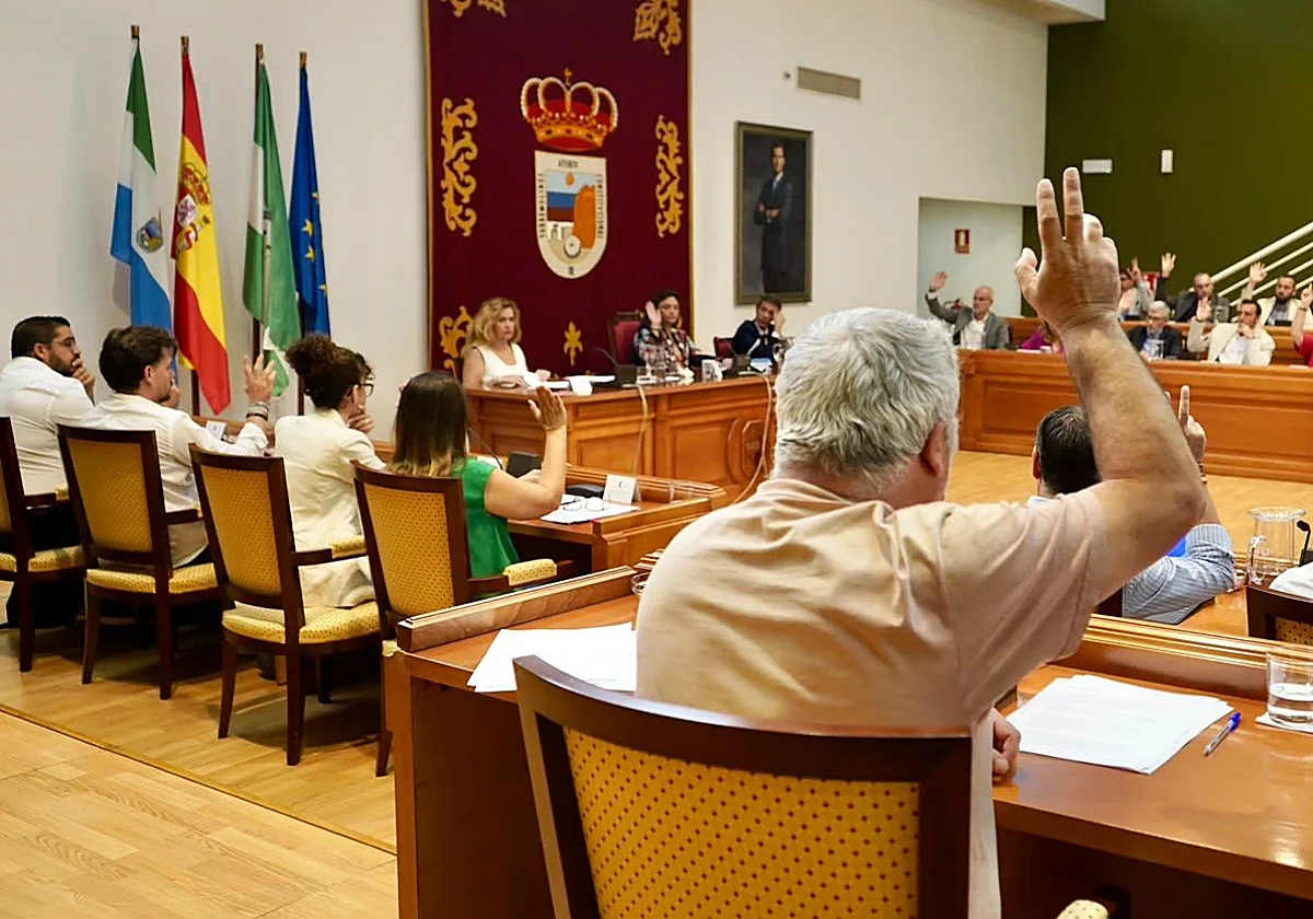 Torremolinos aprueba por unanimidad la polémica ordenanza de la ropa tendida: así queda el texto