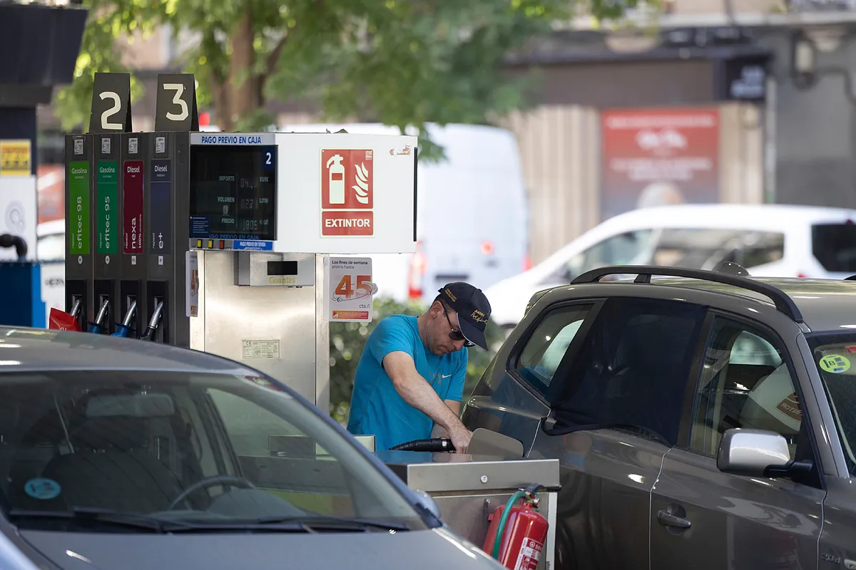 Los combustibles, en máximos anuales, redoblan la presión al Gobierno por las ayudas