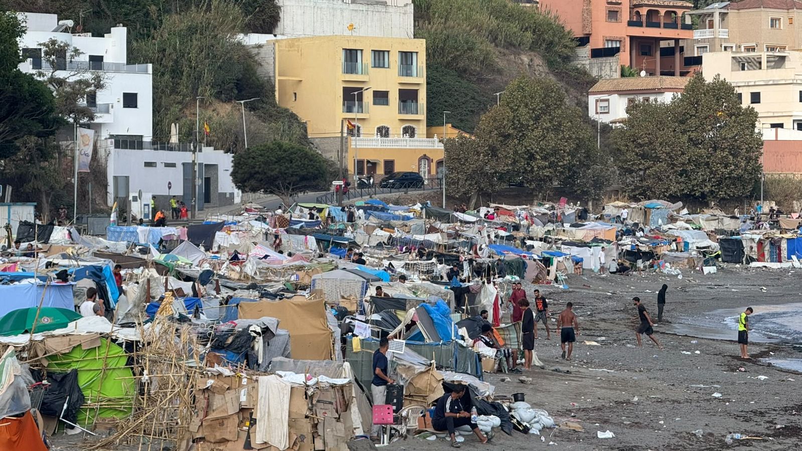 El Gobierno dice haber filiado a 2.400 menores en Ceuta y que 7.000 inmigrantes han vuelto pero las playas siguen a rebosar