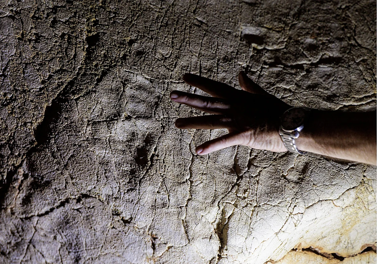 Resuelven el misterio de los dedos hundidos en la pared de la Cueva del Tesoro