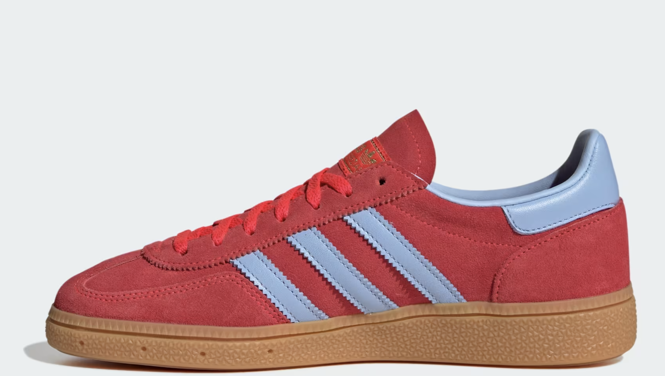 Las zapatillas rojas son para el otoño