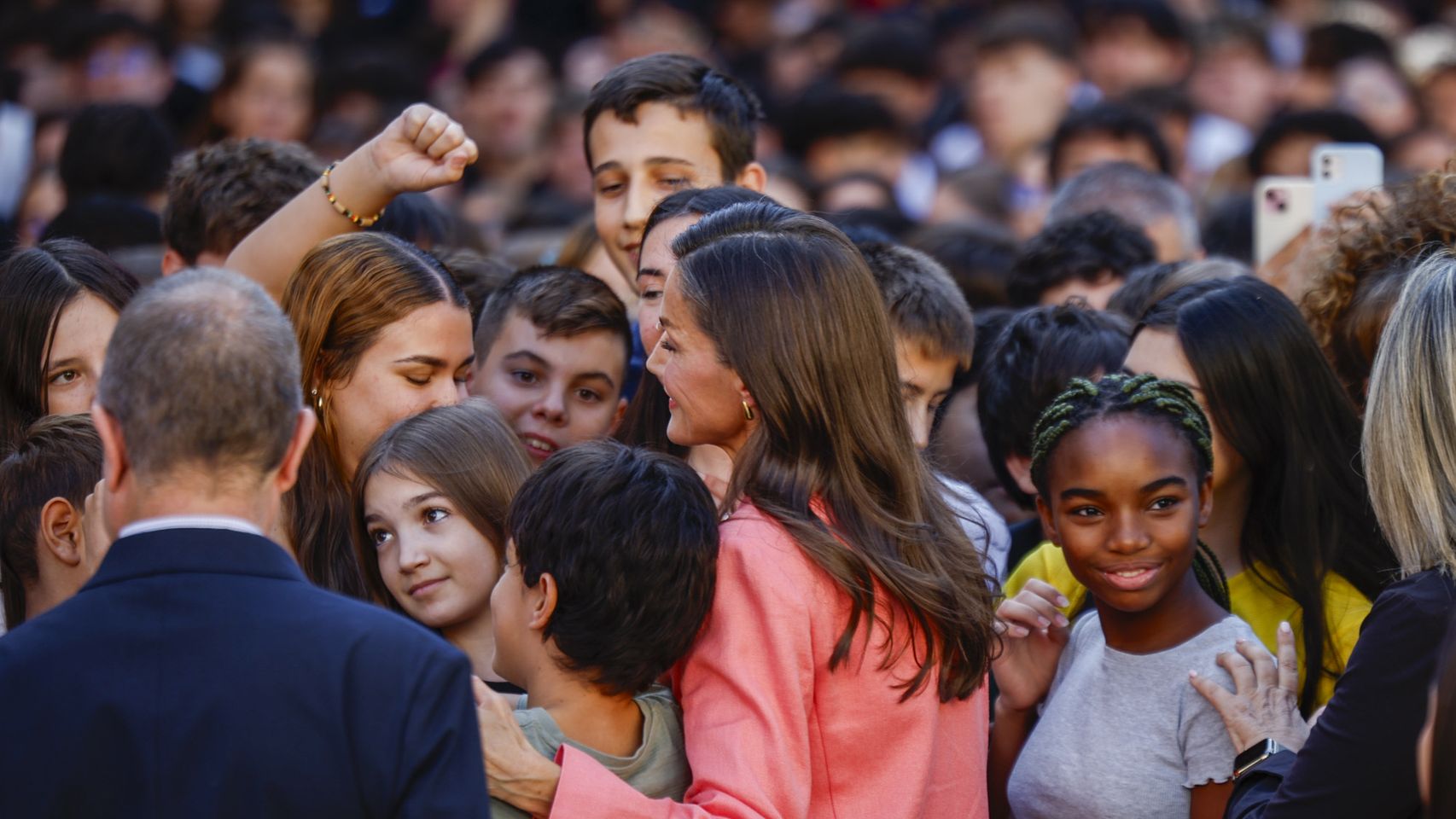 Letizia reparte y recibe abrazos y 'selfies' a su llegada a la inauguración del curso de FP en Toledo