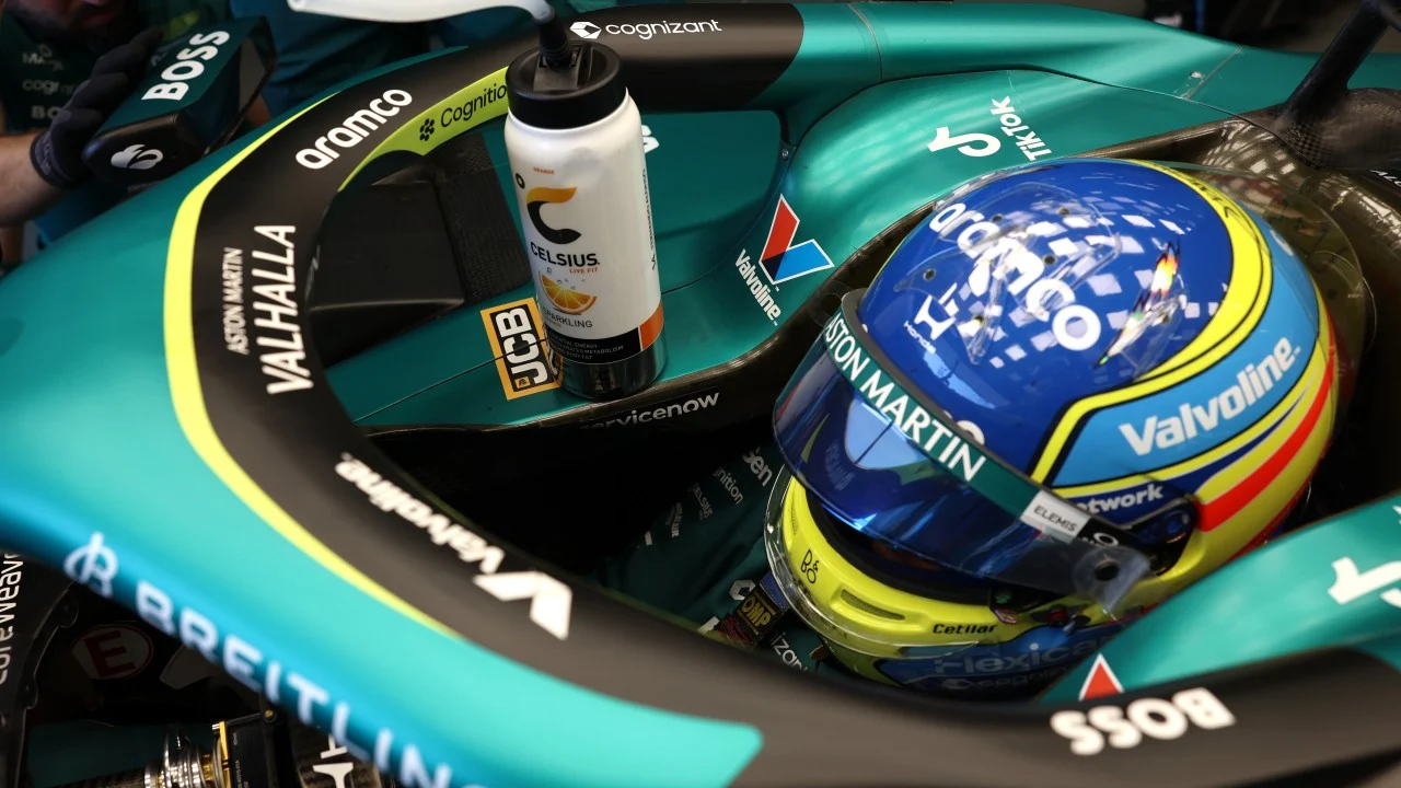 Alonso tira de ironía tras la debacle en Bakú: «Por eso no hicimos la pole»