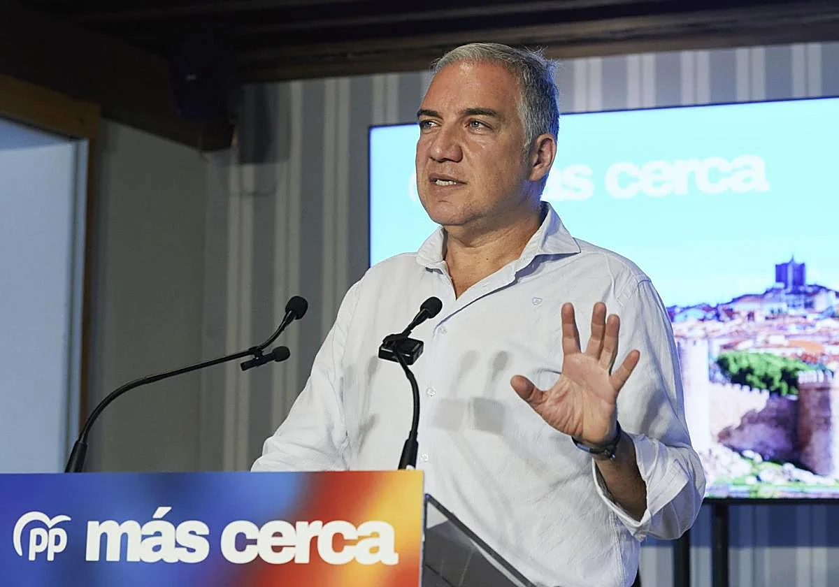 Bendodo acusa a Óscar Puente del atasco «perpetuo» en la A-7, el retroceso de la alta velocidad y la saturación del Cercanías