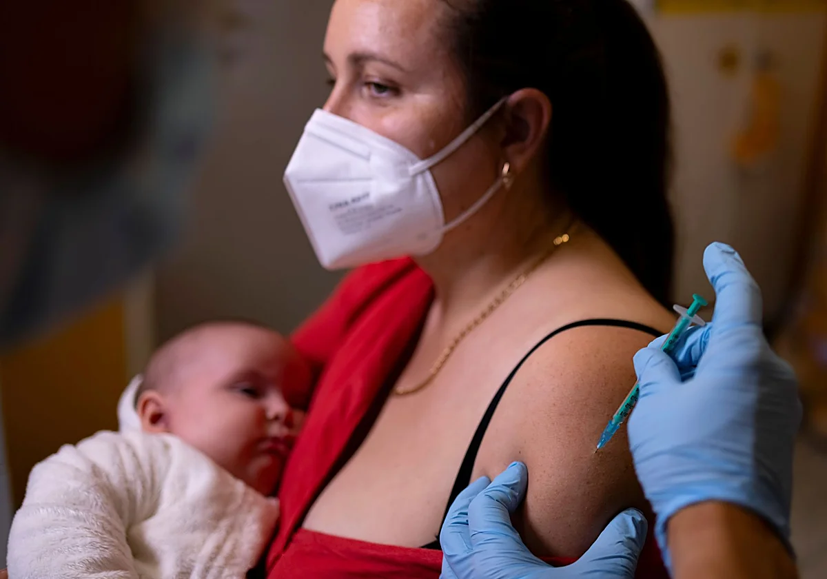 La no vacunación de las madres dispara el covid en bebés durante el último brote