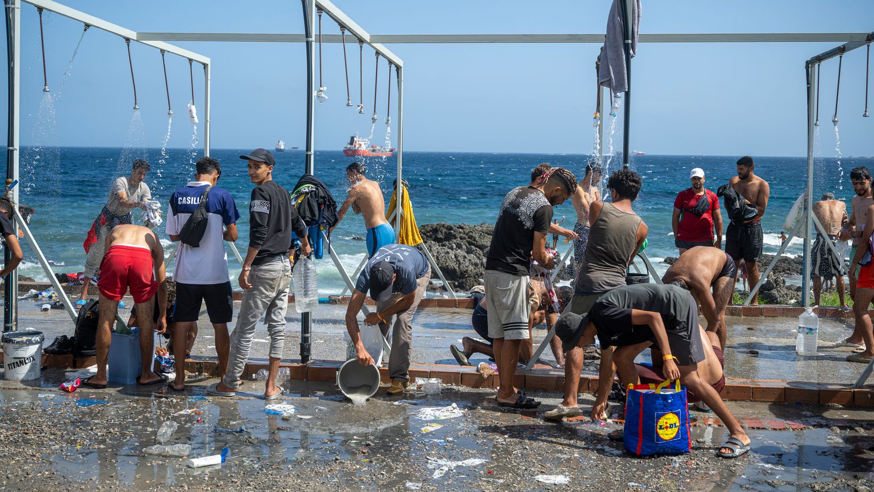Muere un migrante en las duchas de la playa del Trampolín tras intentar reanimarle durante 25 minutos