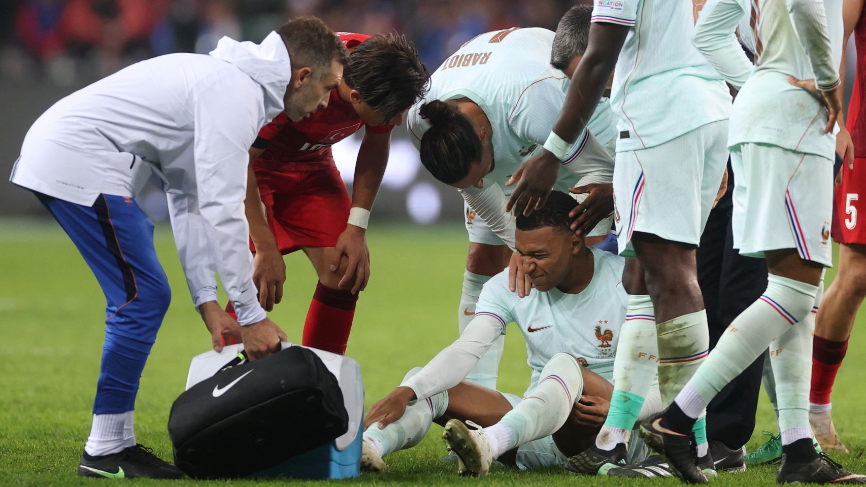 Mbappé siembra el pánico en el Real Madrid y en Francia: sufre una lesión tendinosa en la rodilla izquierda