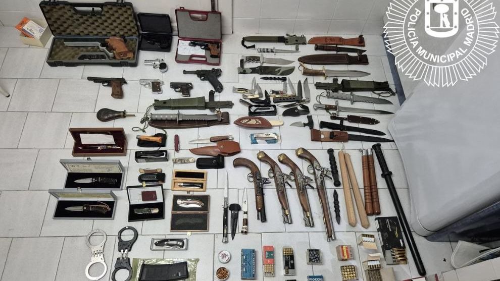 Un falso guardia civil guardaba un arsenal de 60 armas en su casa de Arganzuela: llamó a la Policía porque le habían robado