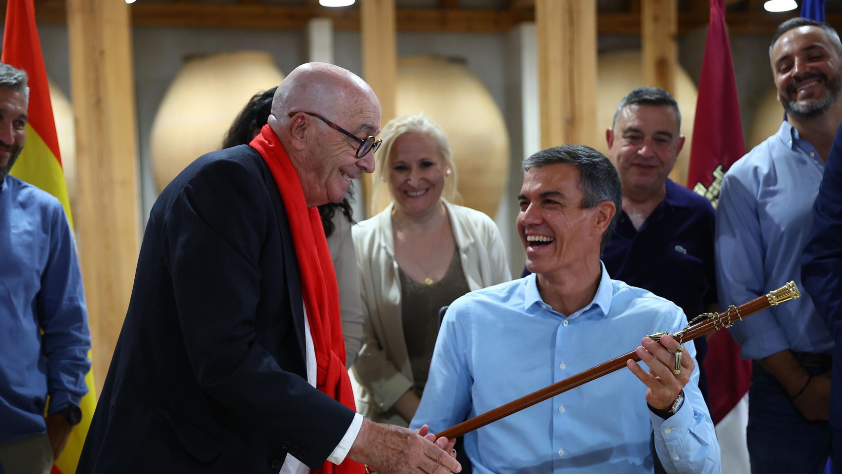 Las dos caras de la visita de Pedro Sánchez al feudo del opositor socialista de Page en Toledo: de los insultos a los selfies