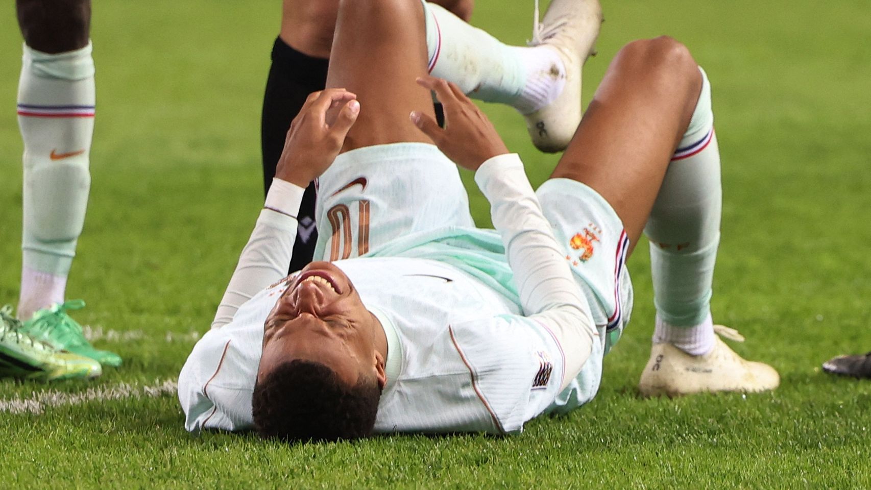 La pesadilla de Mbappé a un mes de El Clásico: otra lesión en la rodilla que complica más todavía los planes de Mourinho