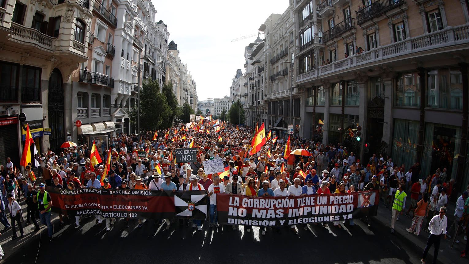 "Sánchez traidor, corrupto y dictador": 20.000 personas en Madrid piden elecciones y claman por la "defensa de Ceuta"