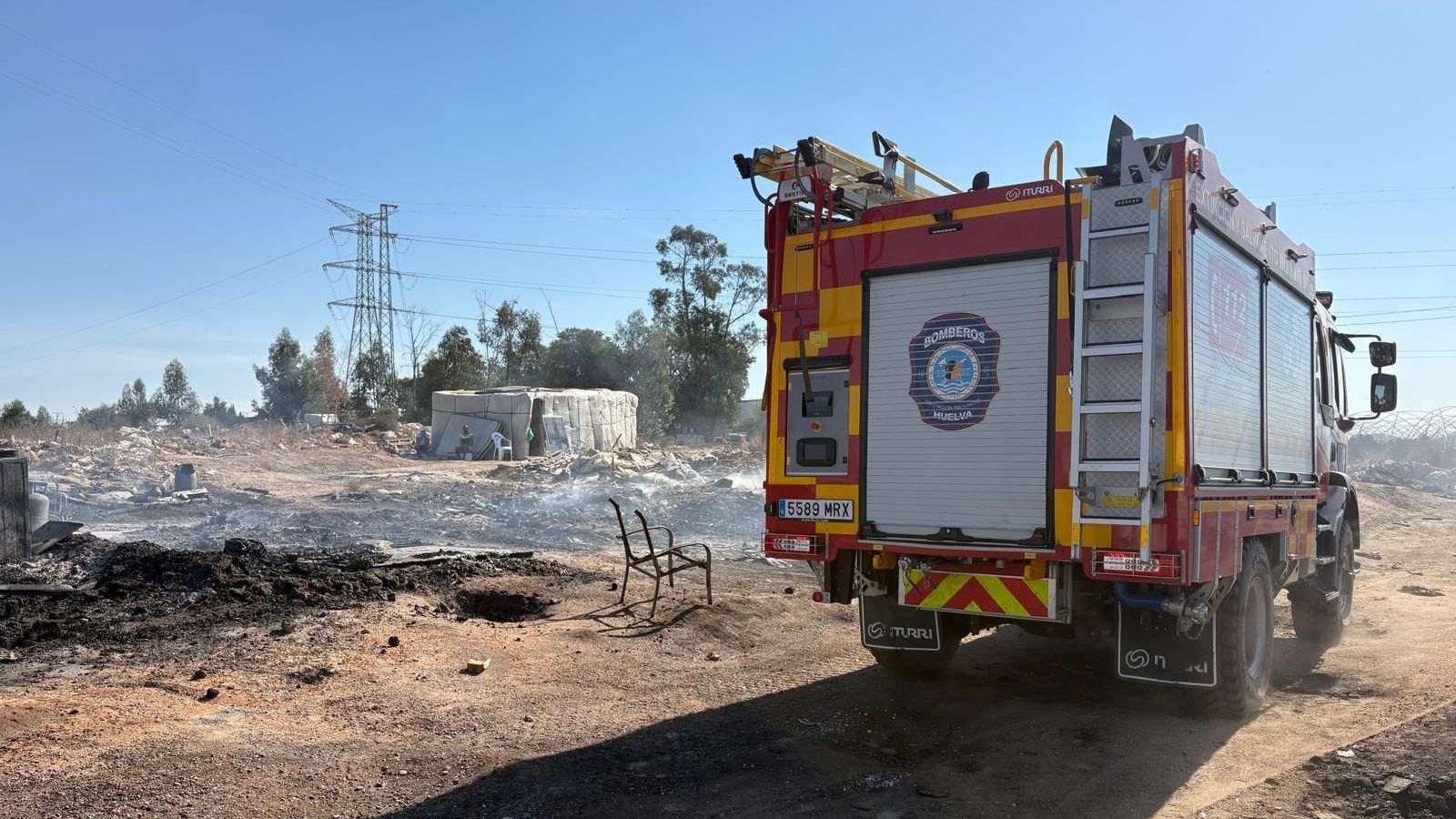 Un muerto y una veintena de chabolas de inmigrantes afectadas por un incendio en Palos de la Frontera (Huelva)