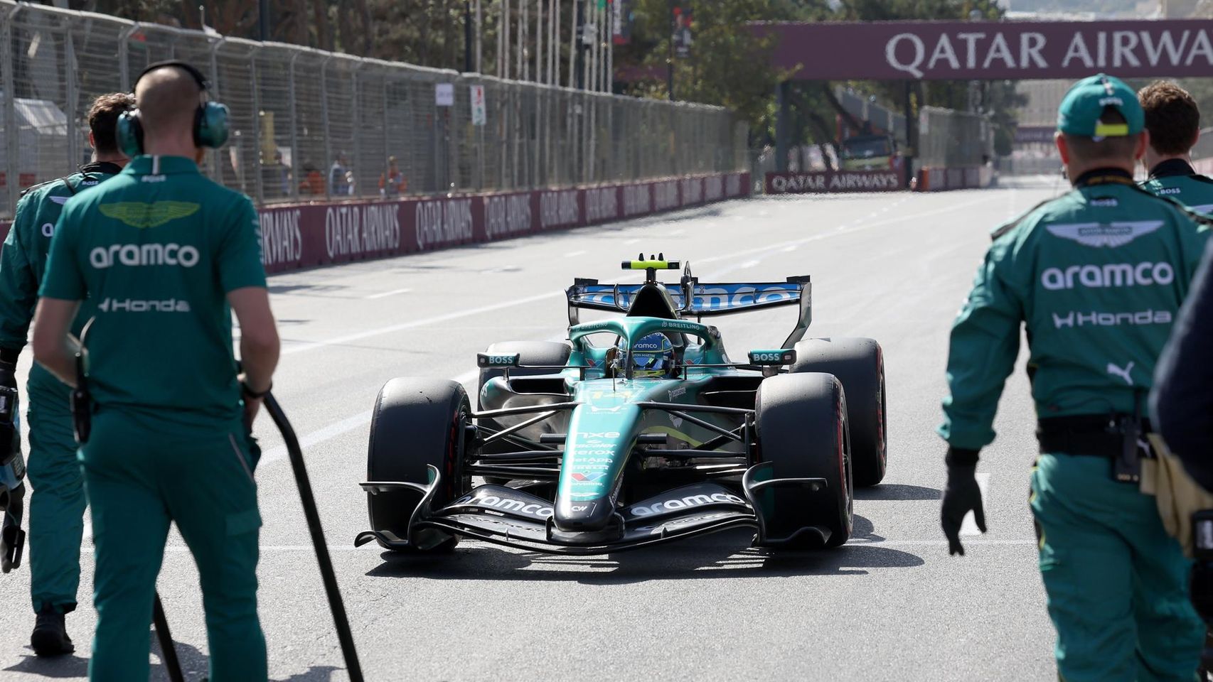 Fernando Alonso, un infierno de 21 vueltas en Bakú que acaba en abandono 'motu proprio': "¿Cómo es posible?"