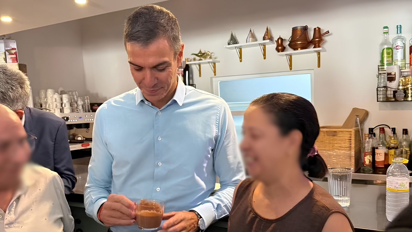 La cafetería marroquí donde paró Pedro Sánchez en su visita a un pueblo de Toledo: porras, tostas y dulces árabes
