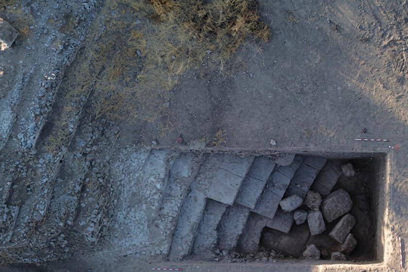 Después de 35 años, los arqueólogos han vuelto a excavar un teatro romano en Málaga y han encontrado una grada casi intacta