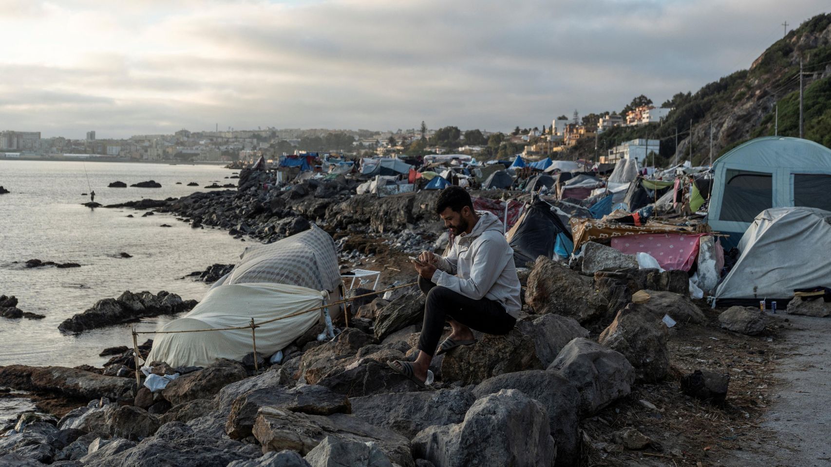 Detenidos dos migrantes en la playa del Trampolín en Ceuta por agredir sexualmente a una menor migrante de 17 años