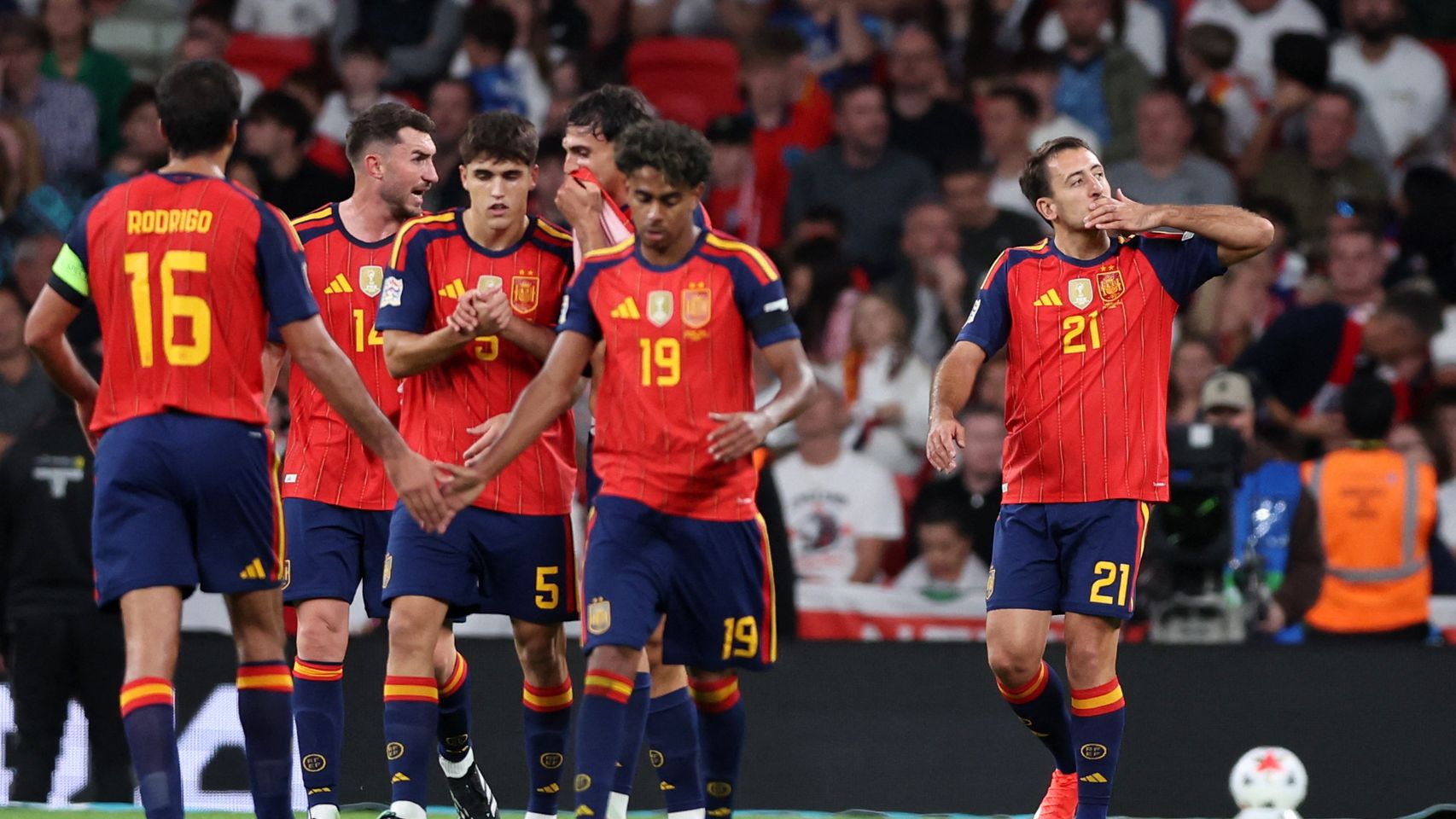 España estrena a lo grande la segunda estrella con una brillante remontada ante Inglaterra en Wembley