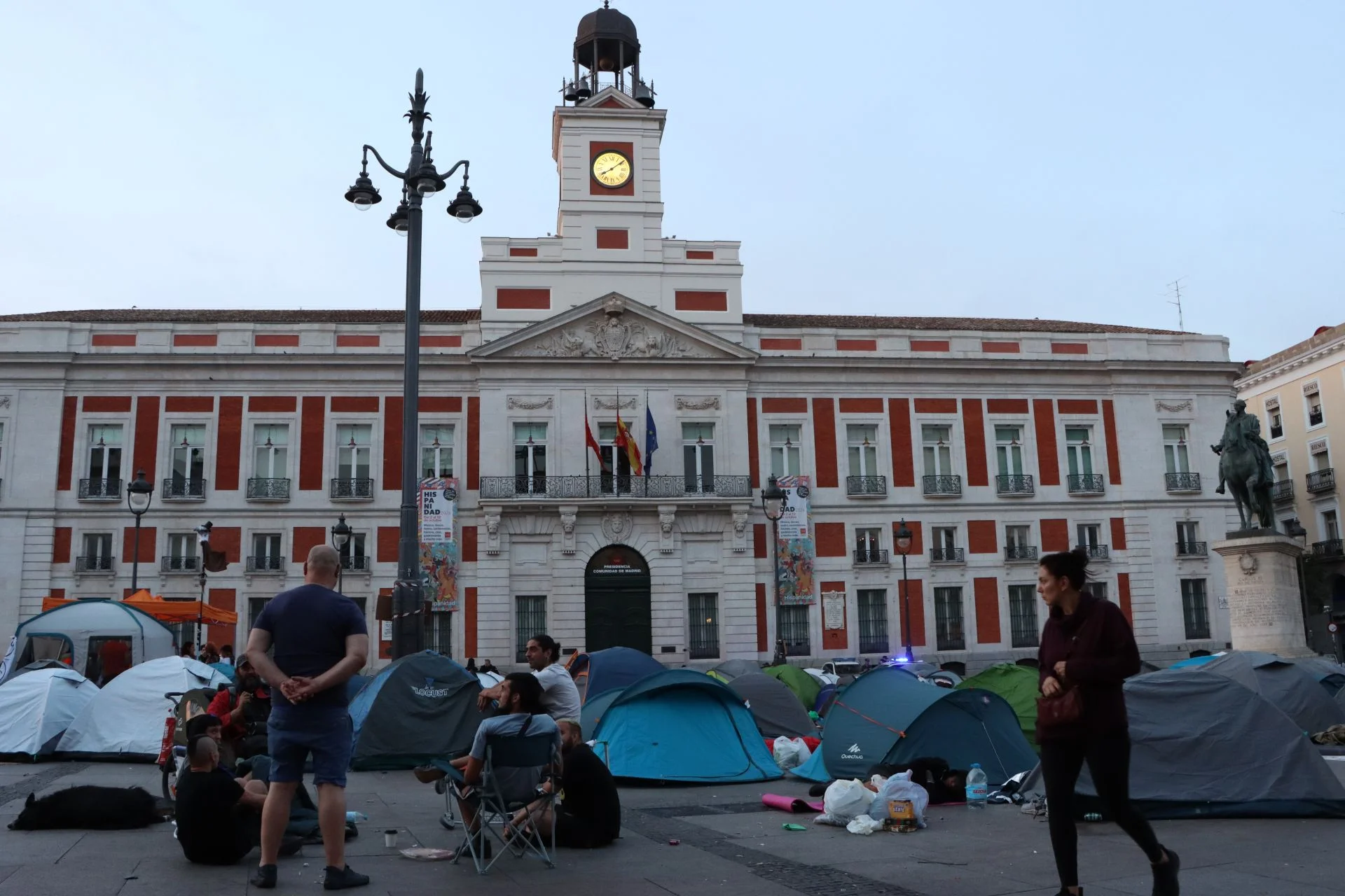 500 personas amanecen en la Puerta del Sol de Madrid tras acampar para exigir el 'decreto Maricarmen'