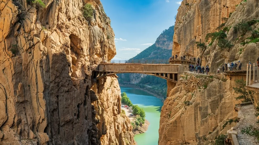 El sendero colgado sobre un desfiladero que cambió el turismo de naturaleza en España