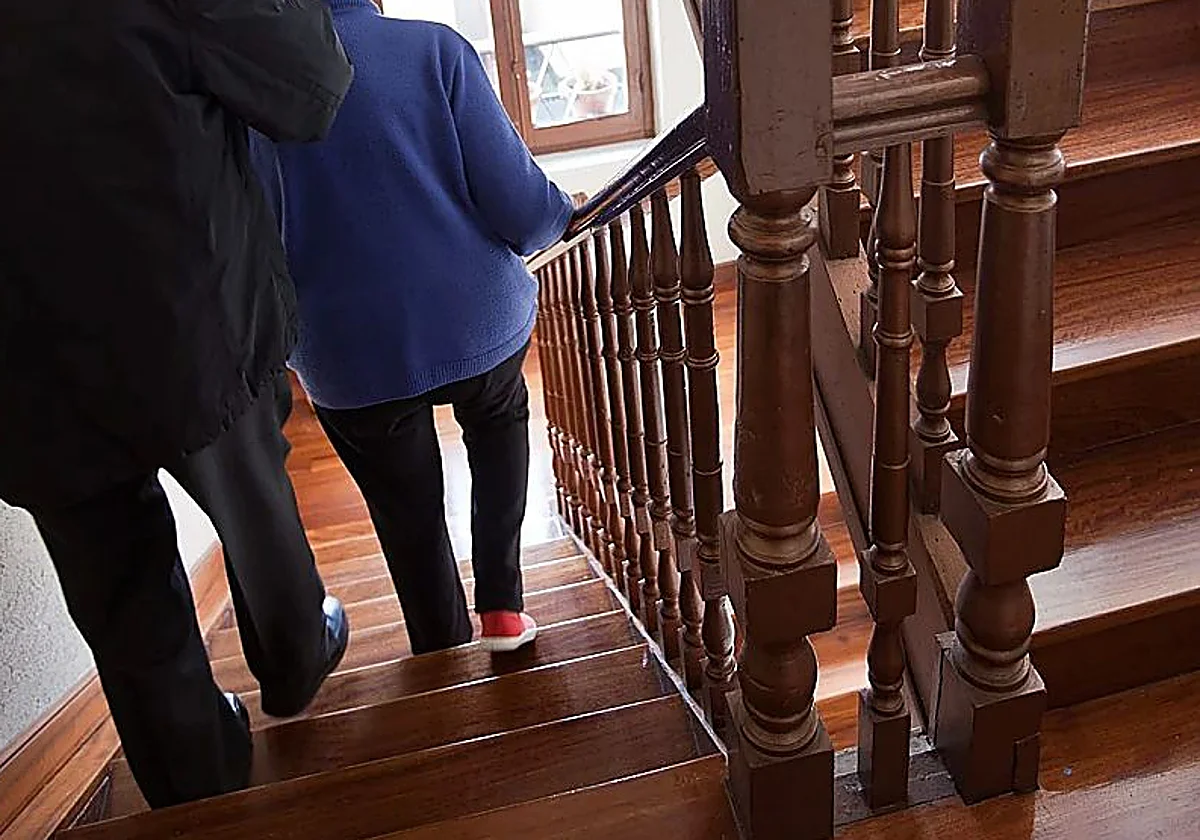 A palos por la limpieza de la escalera de un bloque de Málaga: una vecina desfigurada y tres años y medio de cárcel para la agresora