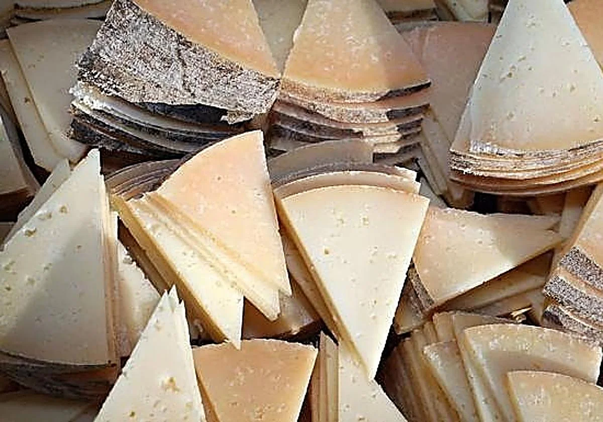 Teba reúne a más de medio centenar de queserías de todo el país en su XXIV Feria del Queso Artesano