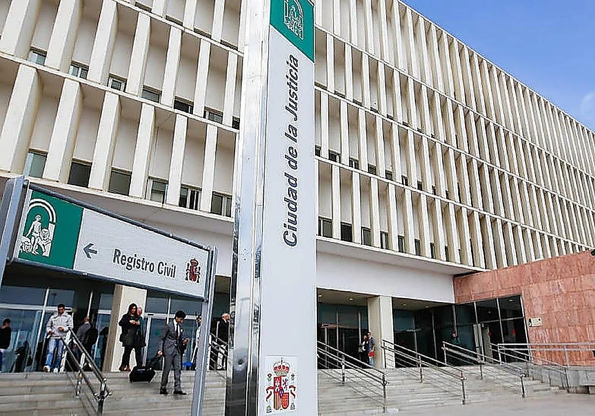 Tres años de suspensión a una profesora de la UMA por acoso sexual a un compañero