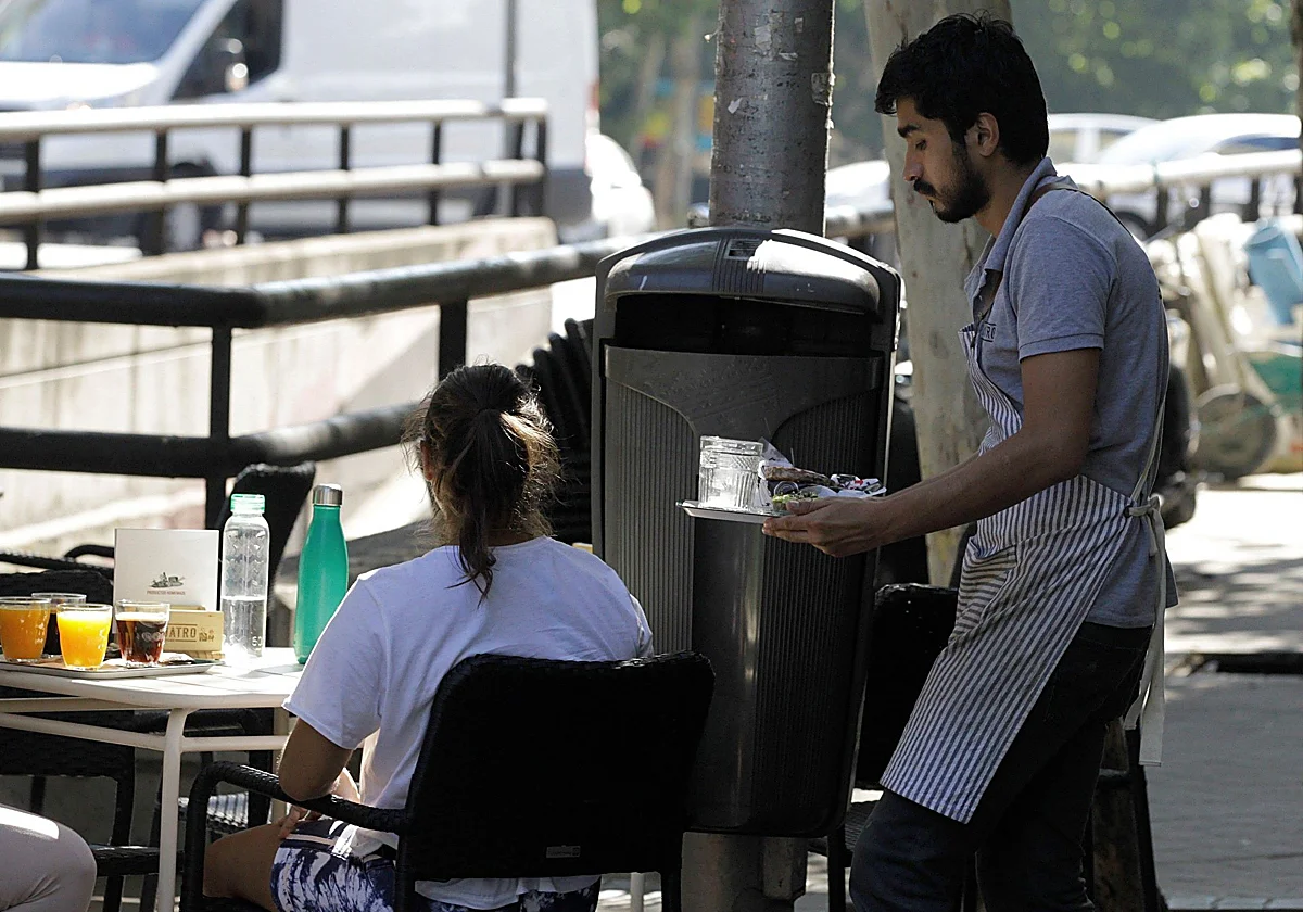 Los jóvenes se quedan atrás en la recuperación del empleo y más de 460.000 siguen en paro