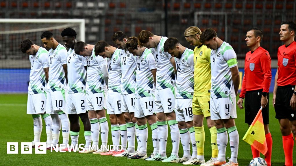 Los jugadores de Irlanda e Israel no se dan la mano en un encuentro cargado de tensión y polémica