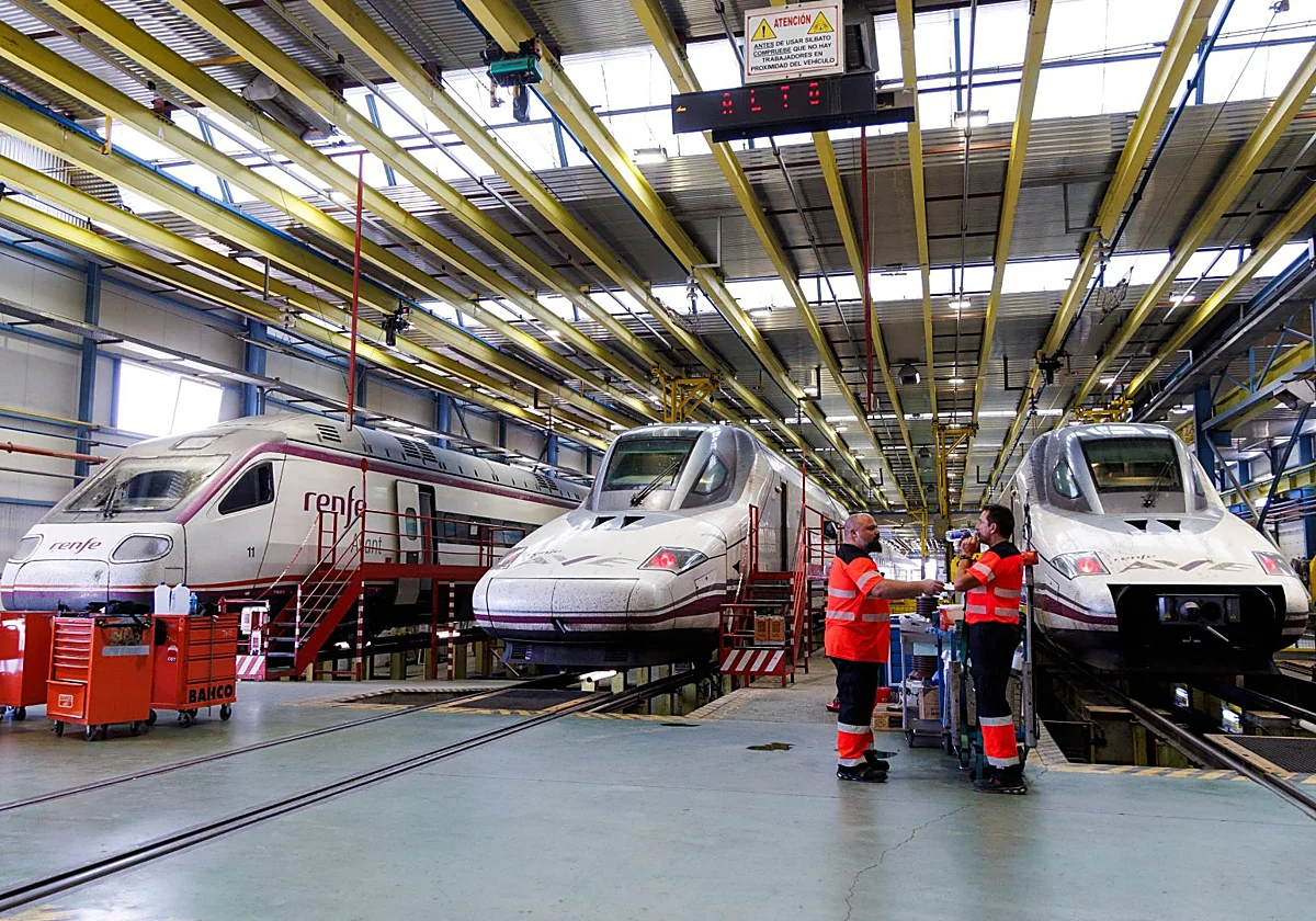 Los «boxes» del AVE en Málaga: Así se trabaja en el taller de Renfe en Los Prados