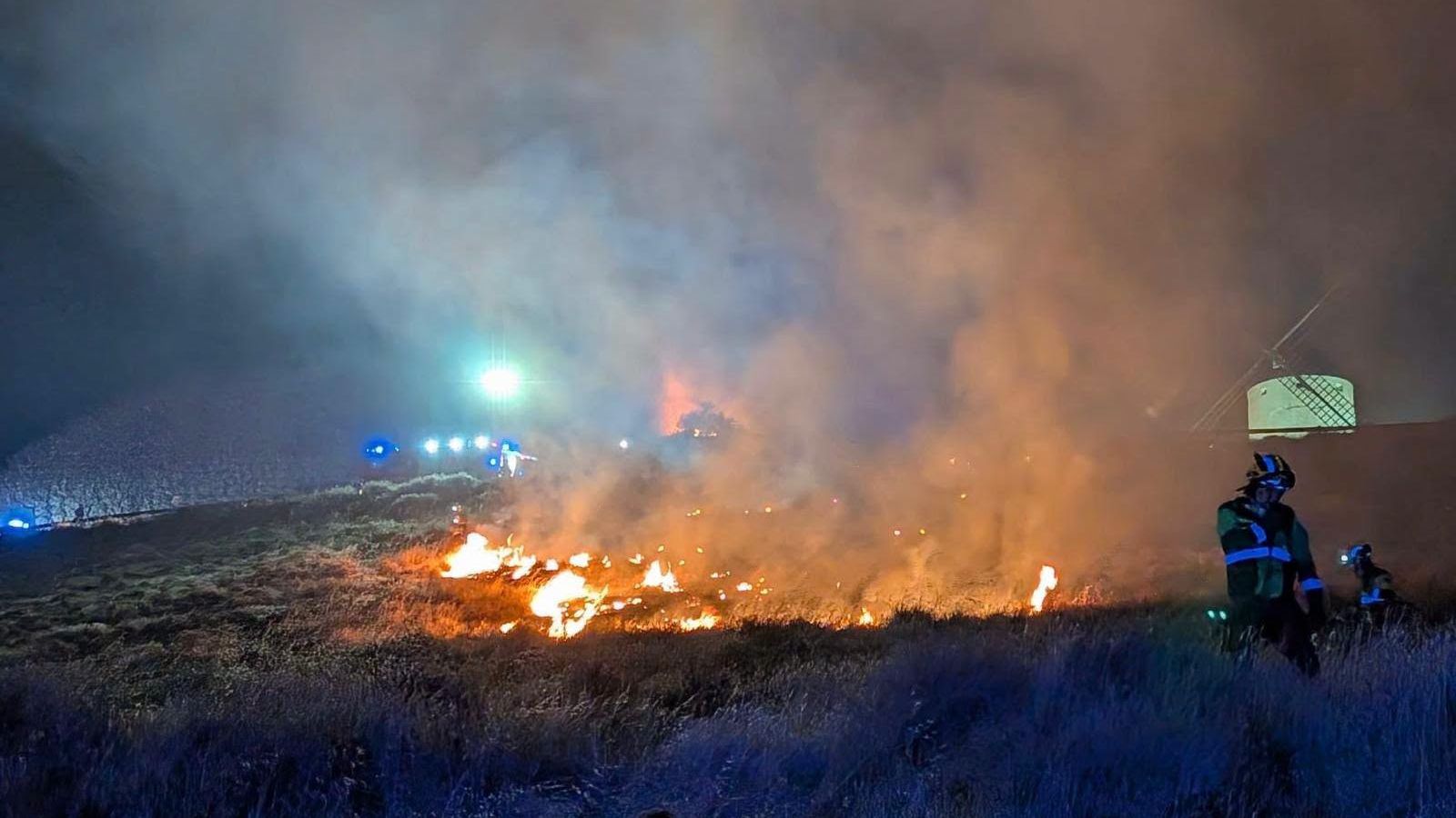 El incendio junto a los molinos de Consuegra provocado por los fuegos artificiales enciende la polémica: "Nos puso en riesgo"