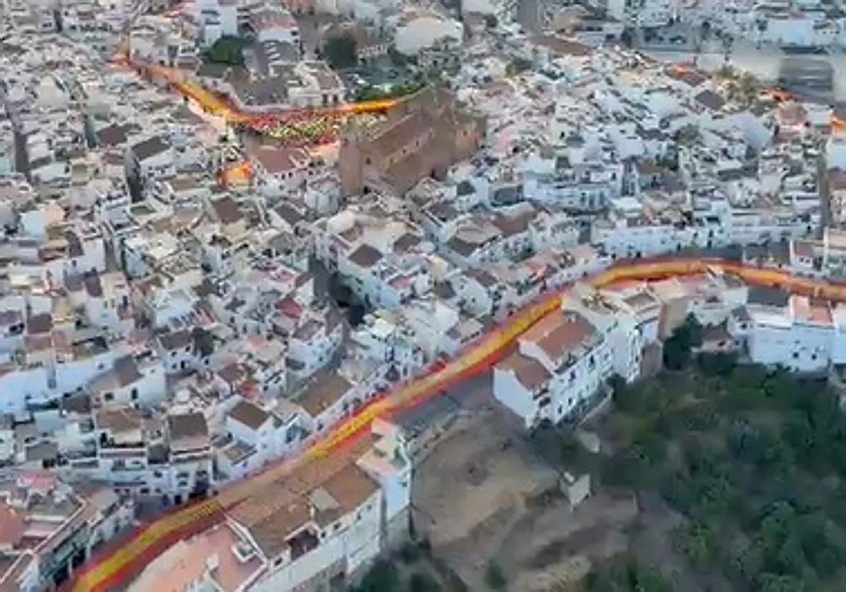 Torrox despliega cien kilómetros de banderines con los colores de la bandera española