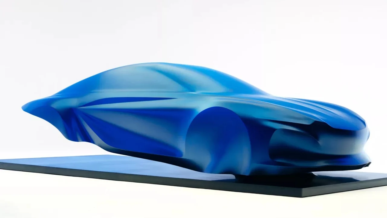 Alpine muestra la silueta del futuro A110 en una escultura que viajará al Salón de París