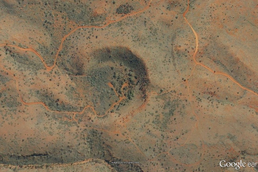 Hizo zoom sobre un extraño círculo en el mapa de Google. Había encontrado algo muy antiguo que no venía de la Tierra