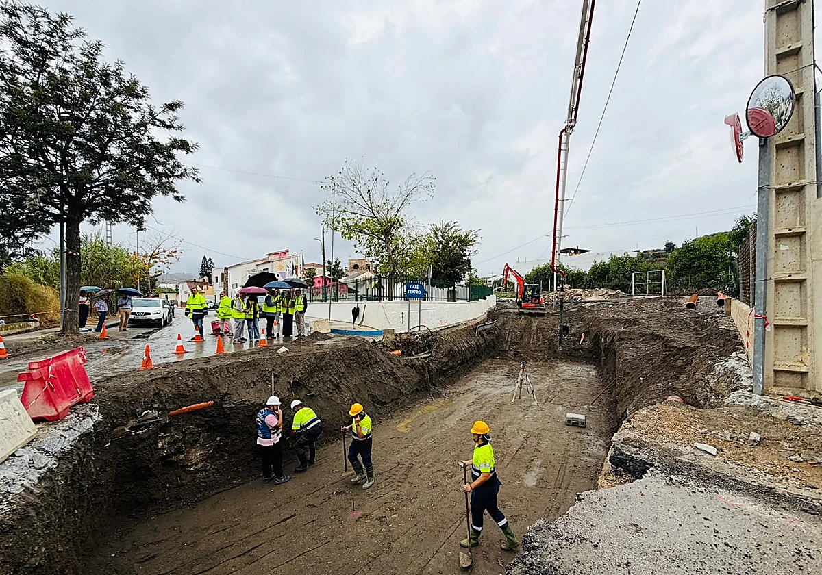 Comienzan las obras para canalizar tres arroyos y evitar cortes de carretera en el núcleo veleño de Triana