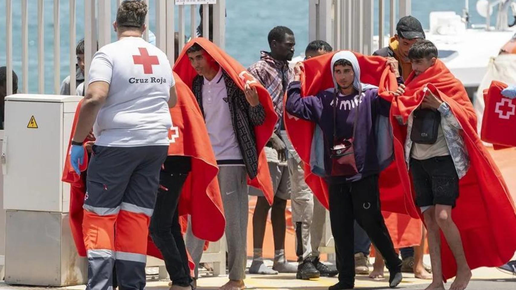 La migración irregular bajó un 42,6% por el desplome en Canarias, pero sigue la presión en Baleares, Ceuta y Melilla