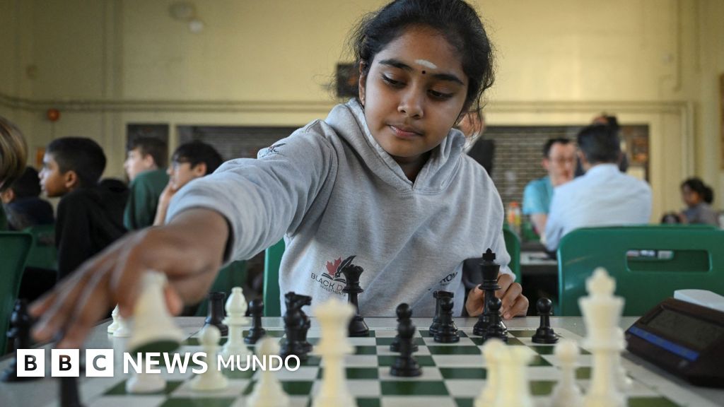 Una niña prodigio británica de 11 años se convierte en la gran maestra más joven de la historia del ajedrez