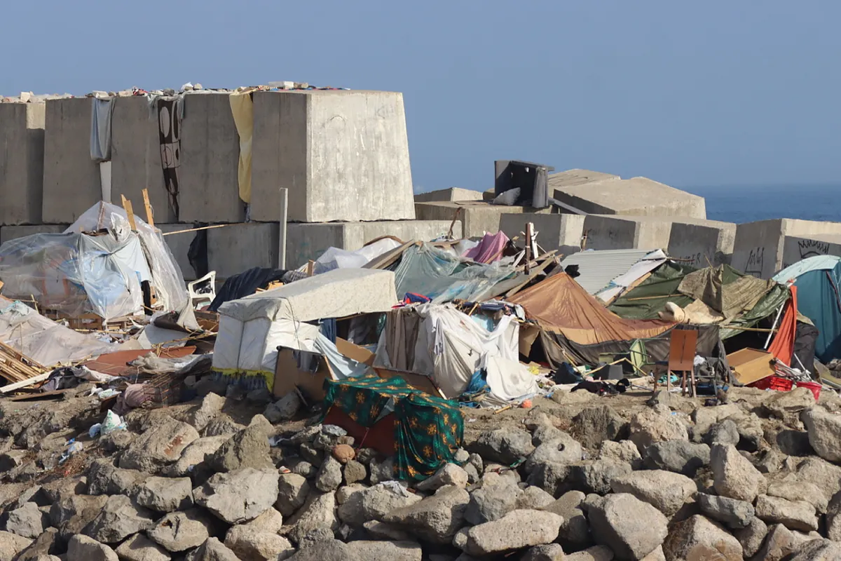 Desalojan en Ceuta a centenares de migrantes de la playa Benítez hacia el centro del Tarajal