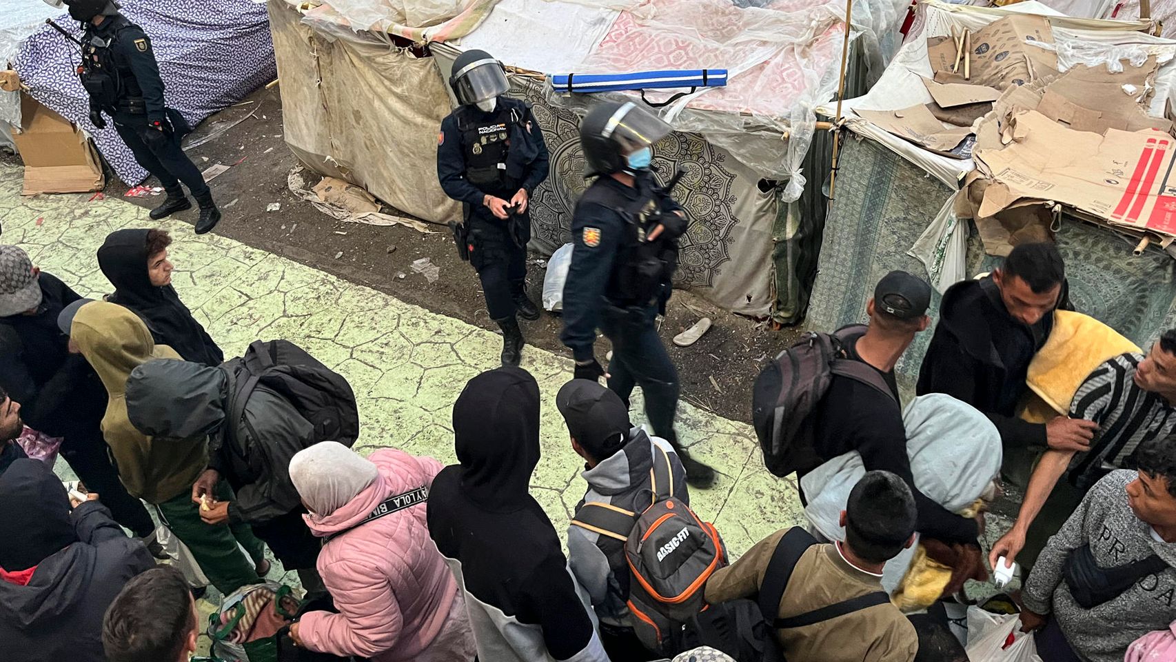 La Policía inicia el desalojo de los últimos migrantes del asentamiento chabolista de playa Benítez en Ceuta