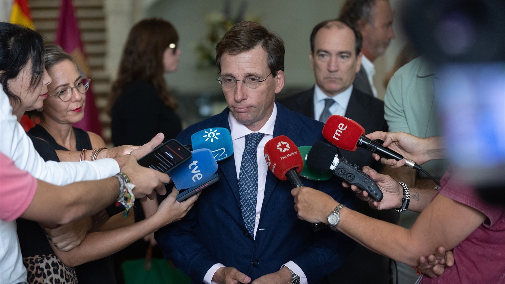 Almeida pide levantar la acampada de Sol y estudia "responsabilidades penales" contra el delegado del Gobierno