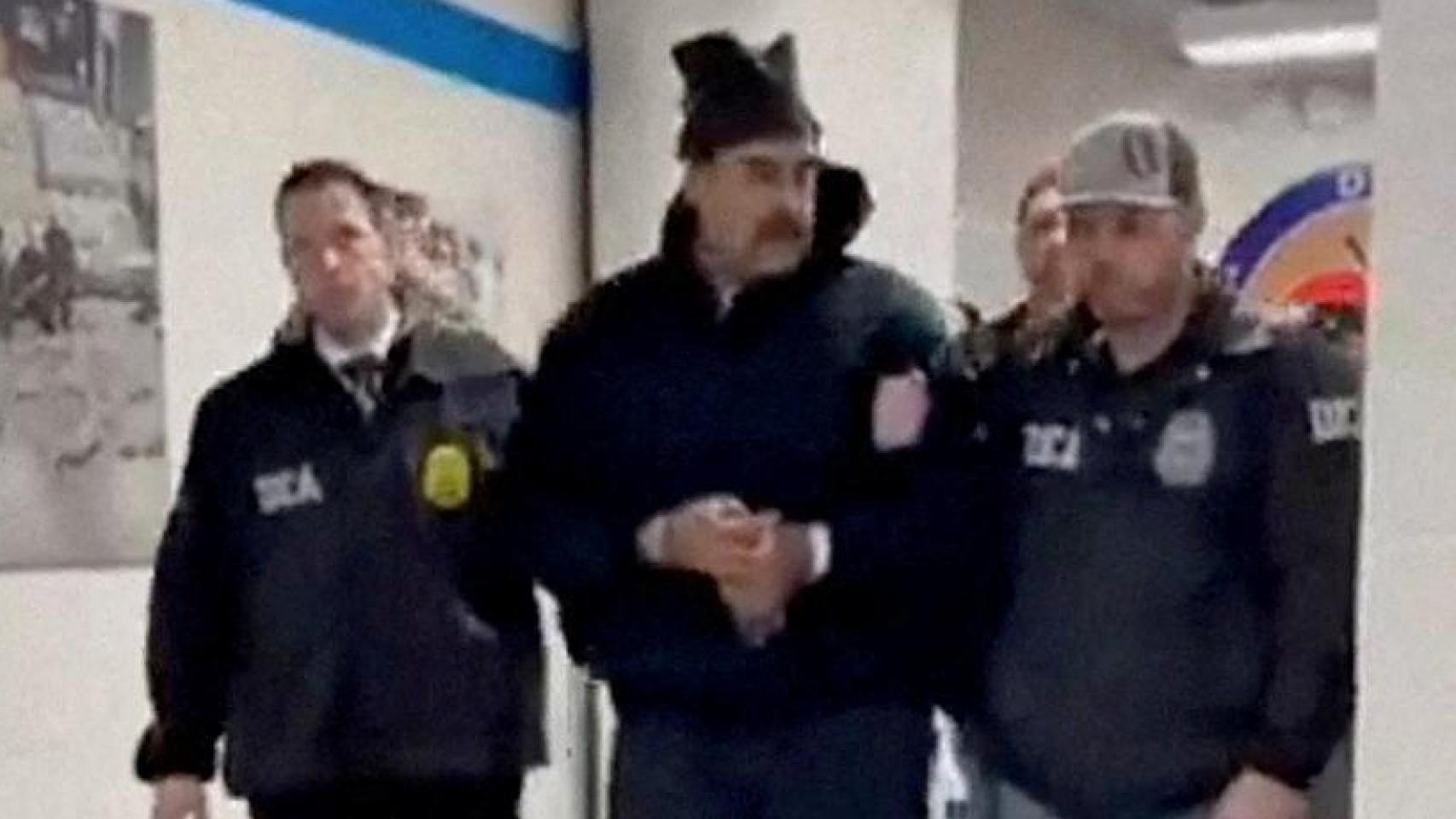 Nicolás Maduro, a su llegada cojeando al centro de detención de Brooklyn: "Good night, happy new year"