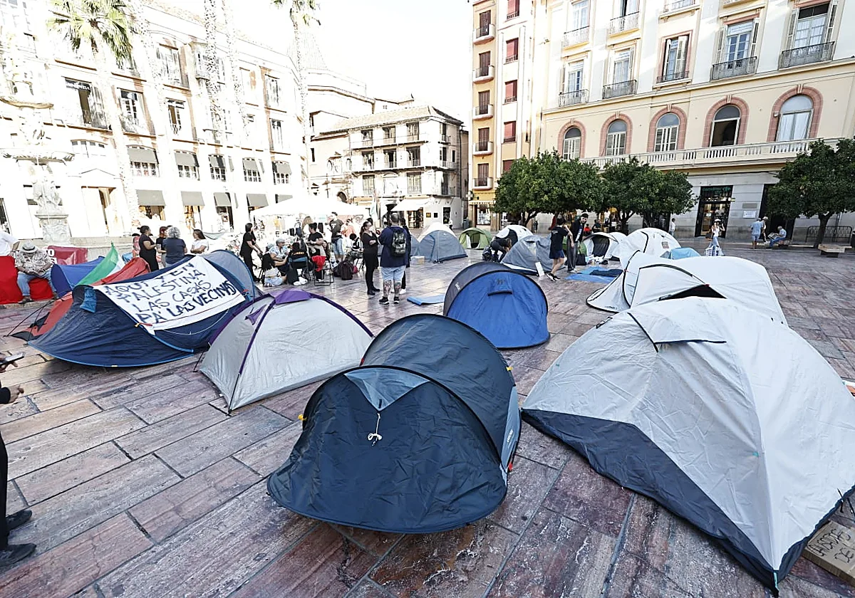 Acampada por la vivienda en la plaza de la Constitución: «Esta ciudad es nuestra y no nos vamos a ir»