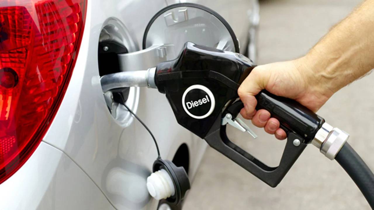 El Gobierno rescata el descuento al combustible: 20 céntimos de rebaja sobre el litro de gasolina y diésel