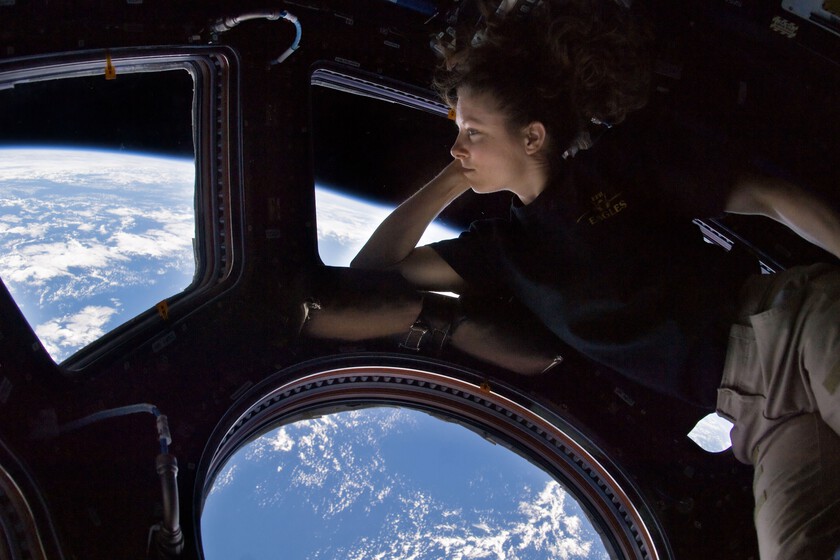 Poner ventanas en las naves espaciales es clave para que los astronautas no se vuelvan locos. El problema es instalarlas