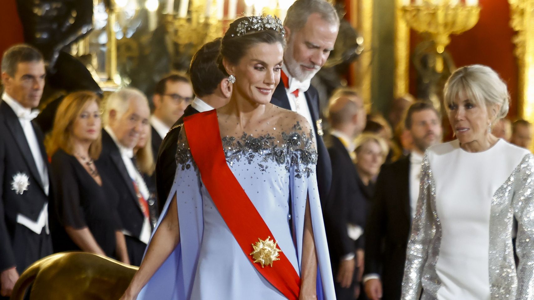 La reina Letizia, deslumbrante en el Palacio Real: vestido joya, la tiara floral y los pendientes de chatones del lote de pasar