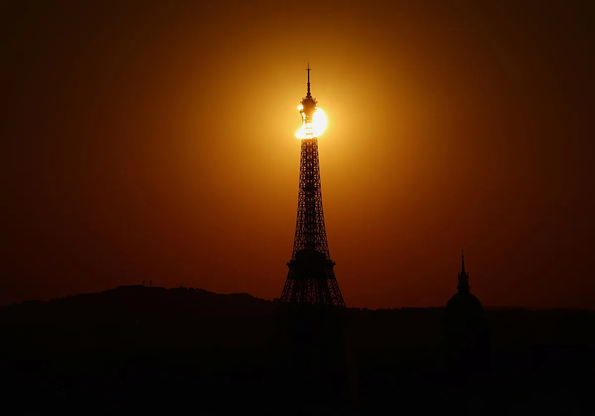 Dimite el director de la Torre Eiffel por excluir a trabajadoras durante la visita de un grupo religioso hindú