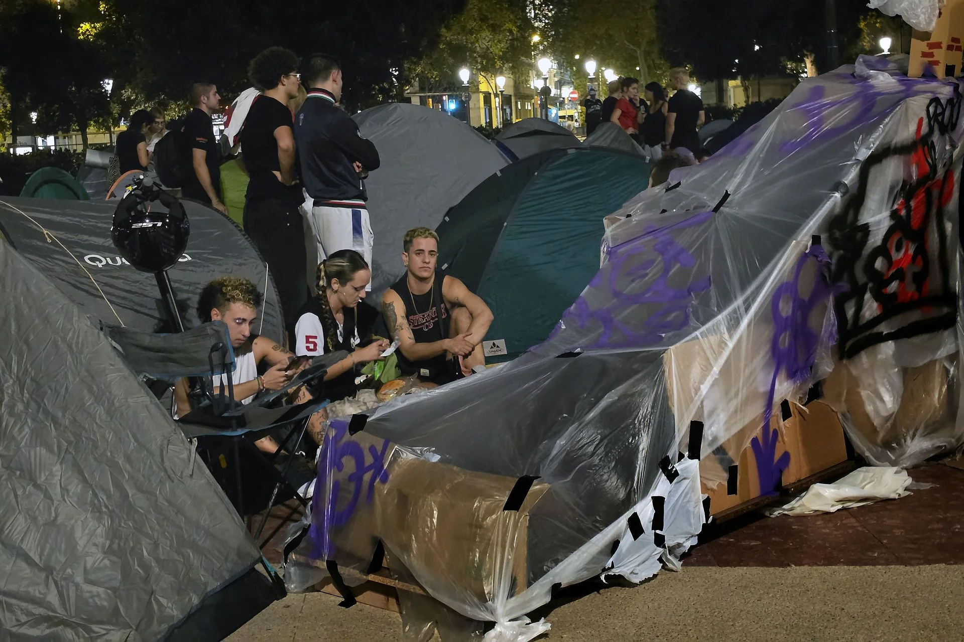 Un centenar de personas acampa en el centro de Barcelona por el derecho a la vivienda